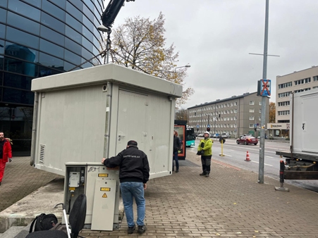 Seirejaama paigaldus kraana abil Liivalaial